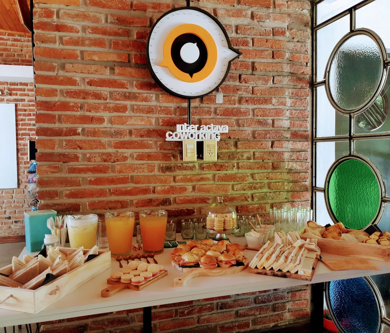 Mesa de catering con el cartel del coworking