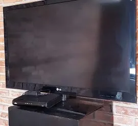 Televisor sobre pared de ladrillo