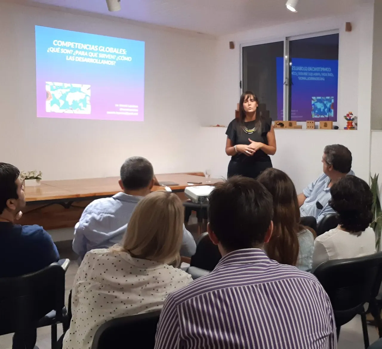 Presentación con proyector frente a una audiencia sentada
