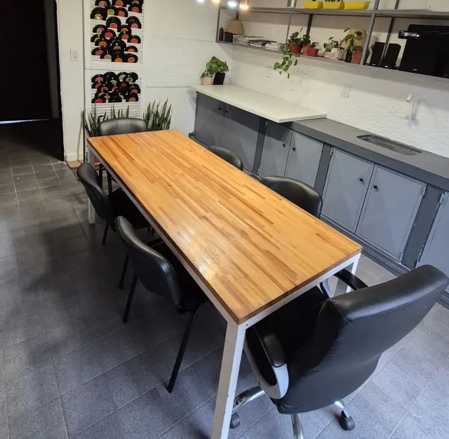 Sala Serendipia con mesa de madera y cocina