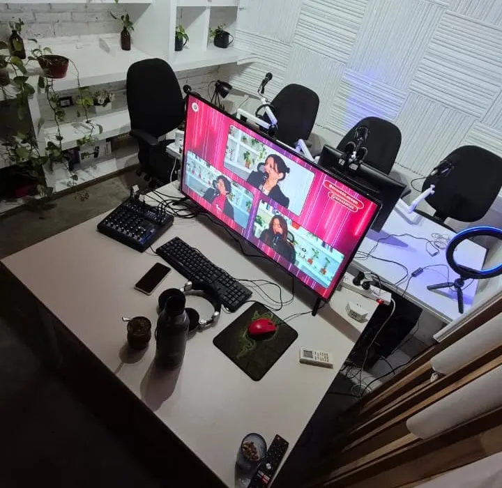 Sala Stream/Podcast con escritorio, monitor y micrófonos