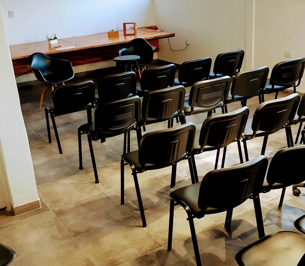 Sillas y mesas dispuestas para 30 asistentes