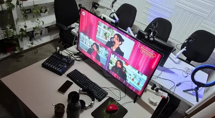 Escritorio de streaming con cámaras y escenografía