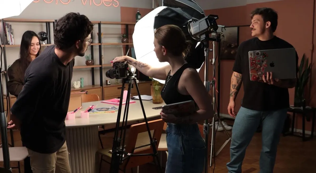 Equipo preparando luces en el set