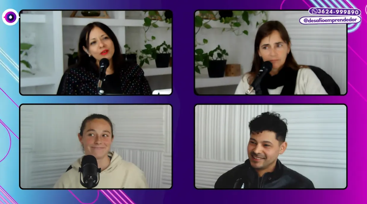 Videollamada de cuatro personas durante un podcast