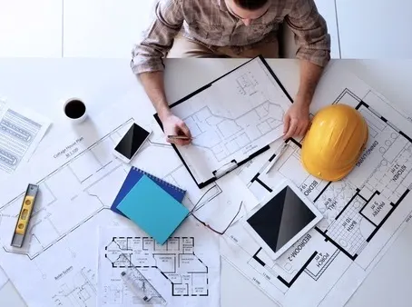 Planos arquitectónicos y casco de obra