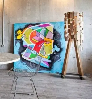 Pintura abstracta junto a una lámpara