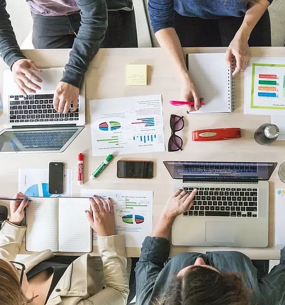 Notebooks y gráficos sobre una mesa de trabajo