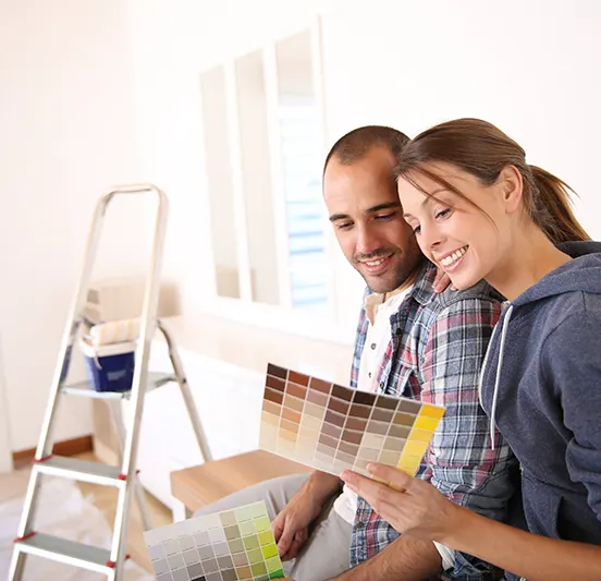 Pareja eligiendo muestras de pintura