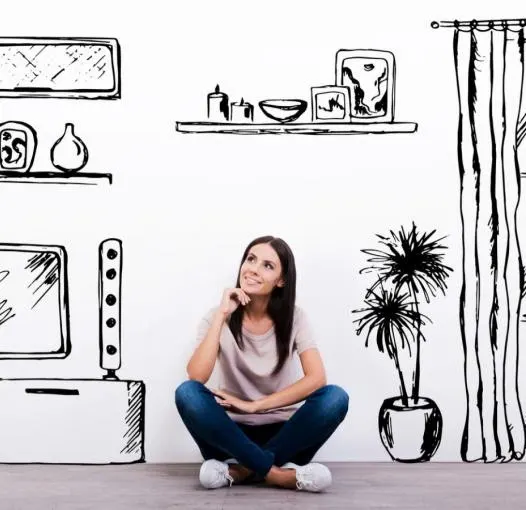 Mujer sentada frente a un dibujo lineal de una habitación