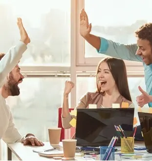 Equipo de trabajo chocando las manos