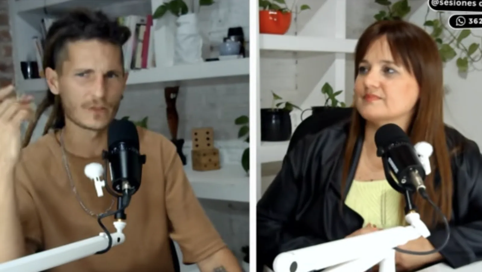 Santiago Arzuaga, con rastas y remera color tostado, habla frente al micrófono junto a la conductora Sonia Rodríguez en el estudio de Sesiones de Proyectos, con estantes blancos y plantas de fondo.