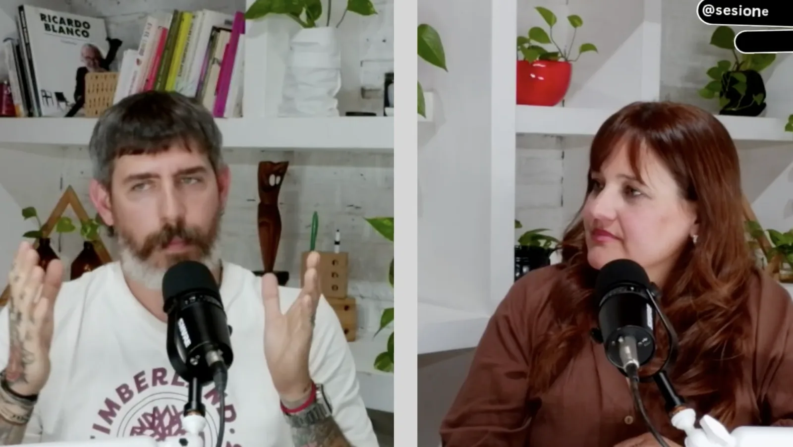 Elías Krawczuk, con barba y remera blanca, gesticula con ambas manos frente al micrófono mientras la conductora Sonia Rodríguez lo escucha en el estudio de Sesiones de Proyectos.